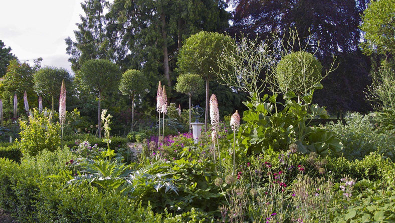 Garden Designer Justin Spink Vicarage in Windrush Valley