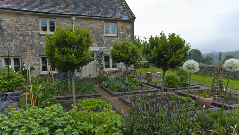 Garden Designer Justin Spink Cottage Garden in the Cotswolds